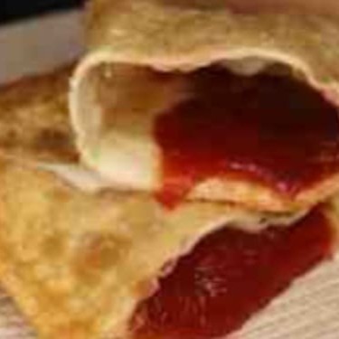 Pastel recheado com queijo minas e goiabada, uma combinação perfeita de sabores doces e salgados em cada mordida.