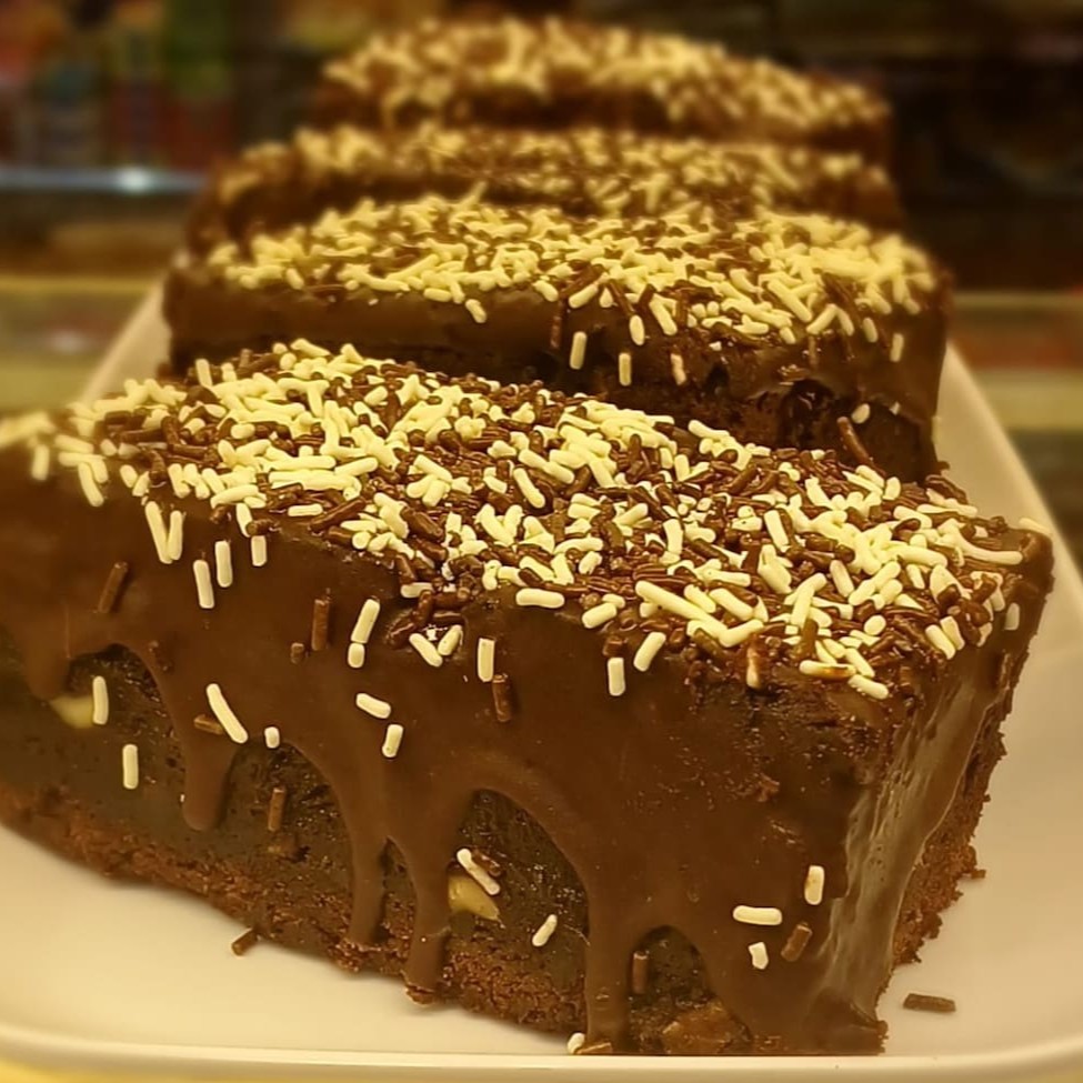 Descubra a irresistível delícia do Bolo Brownie, uma maravilha de nossa seção 'Confeitaria Doces'. Este bolo, repleto de sabor, possui uma textura incrivelmente rica e úmida, que derrete na boca, proporcionando uma experiência culinária sublime. Cada pedaço é um convite ao prazer, uma indulgência de chocolate que satisfaz até os paladares mais exigentes. Perfeito para acompanhar uma xícara de café ou chá. Desfrute de um momento doce e especial com o nosso Bolo Brownie.
