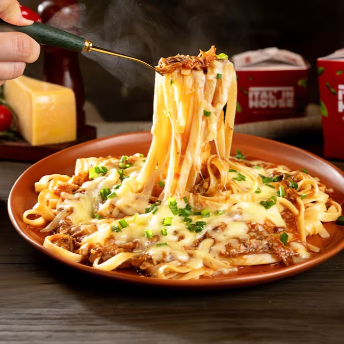 Ragu de costela macia, cozido por horas com ervas e vinho, em um molho rico e aromático. Servido sobre massa italiana ou nhoque, é pura harmonia de sabor e aconchego. Finalizado com queijo e cebolinha. (aprox. 800g)