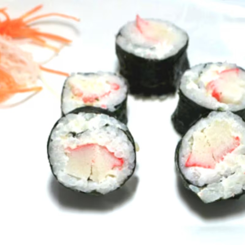 Carne de siri(kani), arroz, alga e cream cheese

Seis peças recheadas com carne de siri (kani) delicada e saborosa, cream cheese cremoso, arroz e alga nori. Uma combinação que une a suavidade do kani com a cremosidade do queijo, envolvida pela textura leve do arroz e a firmeza da alga, ideal para quem busca um sabor sofisticado e equilibrado.