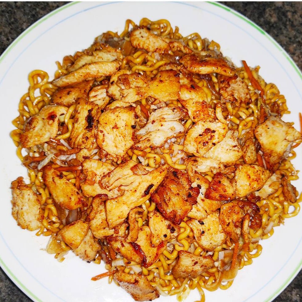 Frango, Macarrao, Repolho, Cebola, Cenoura, Cebolinha, Shoyu e Tempero especial