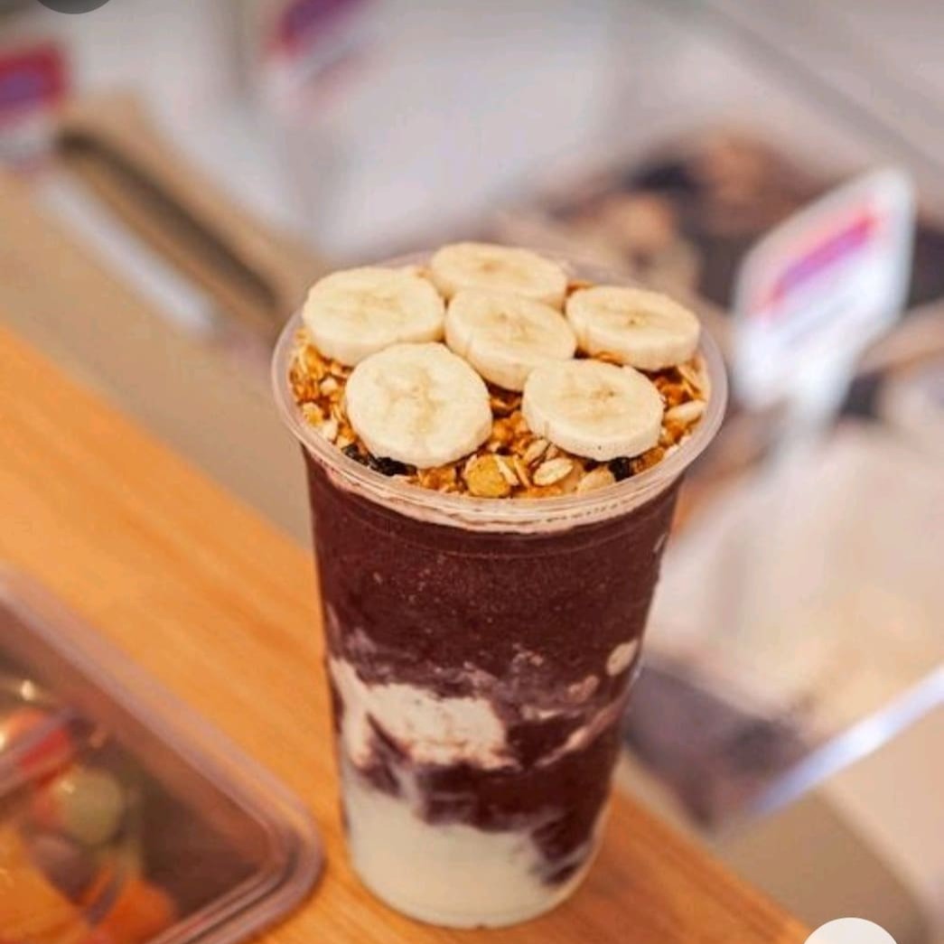 Delicie-se com o nosso Açaí Gourmet 330ml, uma experiência única. Uma combinação luxuosa de açaí cremoso e refrescante, enriquecido com a doçura irresistível da Nutella. O sabor tropical da banana e adicionam uma camada de complexidade, enquanto o leite condensado confere um toque de cremosidade. Oferecemos adicionais gratuitos para acentuar ainda mais sua experiência de sabor. Uma sobremesa de dar água na boca e que transborda em sabor e textura!