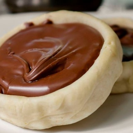 Deliciosa massa de esfiha aberta recheada com Nutella  #tags: doce - árabe - sírio - libanes - turca - marroquina - sobremesa - docinho - habib - tarde - pospasto - lanchinho