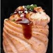 Enrolado de salmao maçaricado com cream cheese e cebolinha