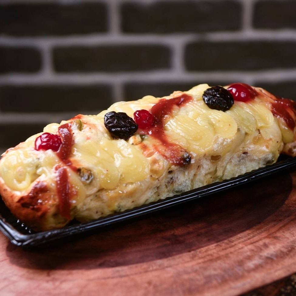 Deliciosa Trança doce acompanhado de Frutas cristalizadas e uvas passas.