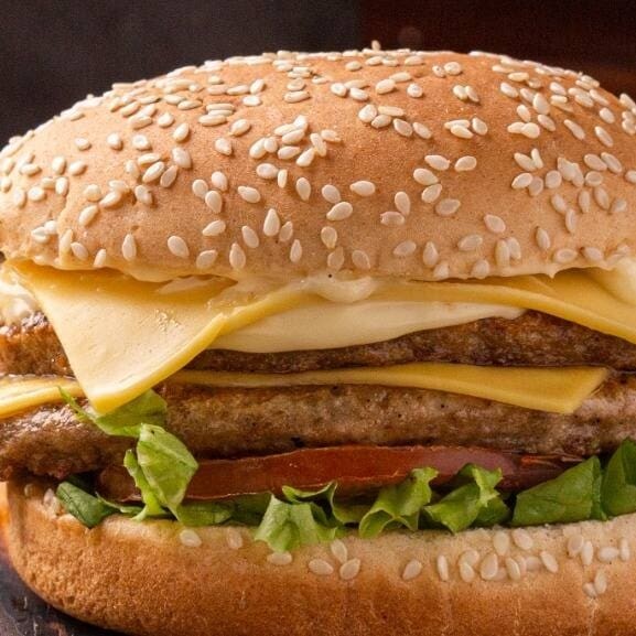 Pão, 2 Carnes , 2 Queijos , Salada E Maionese.