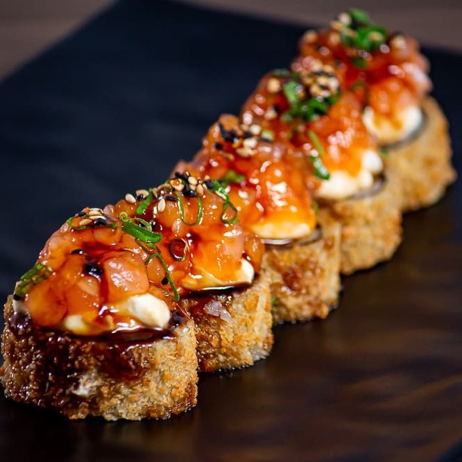 Arroz, salmão, cream cheese, salmão por cima e cebolinha