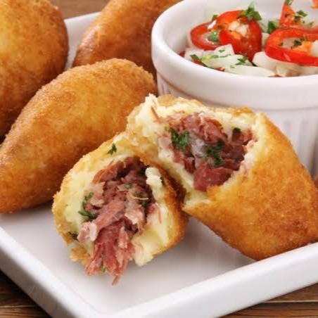 Descubra o incrível sabor do nosso 'Salgado de Carne Seca com Aipim'. Uma unidade recheada com uma generosa porção de carne seca bem temperada, envolvida por uma massa de aipim cuidadosamente selecionado e preparado para garantir uma textura única e irresistível. Ideal para um lanche rápido ou para saciar aquela fome de fim de tarde, este salgado, da categoria 'Salgados & Esfihas', é uma verdadeira delícia e promete uma experiência gastronômica marcante. Experimente!