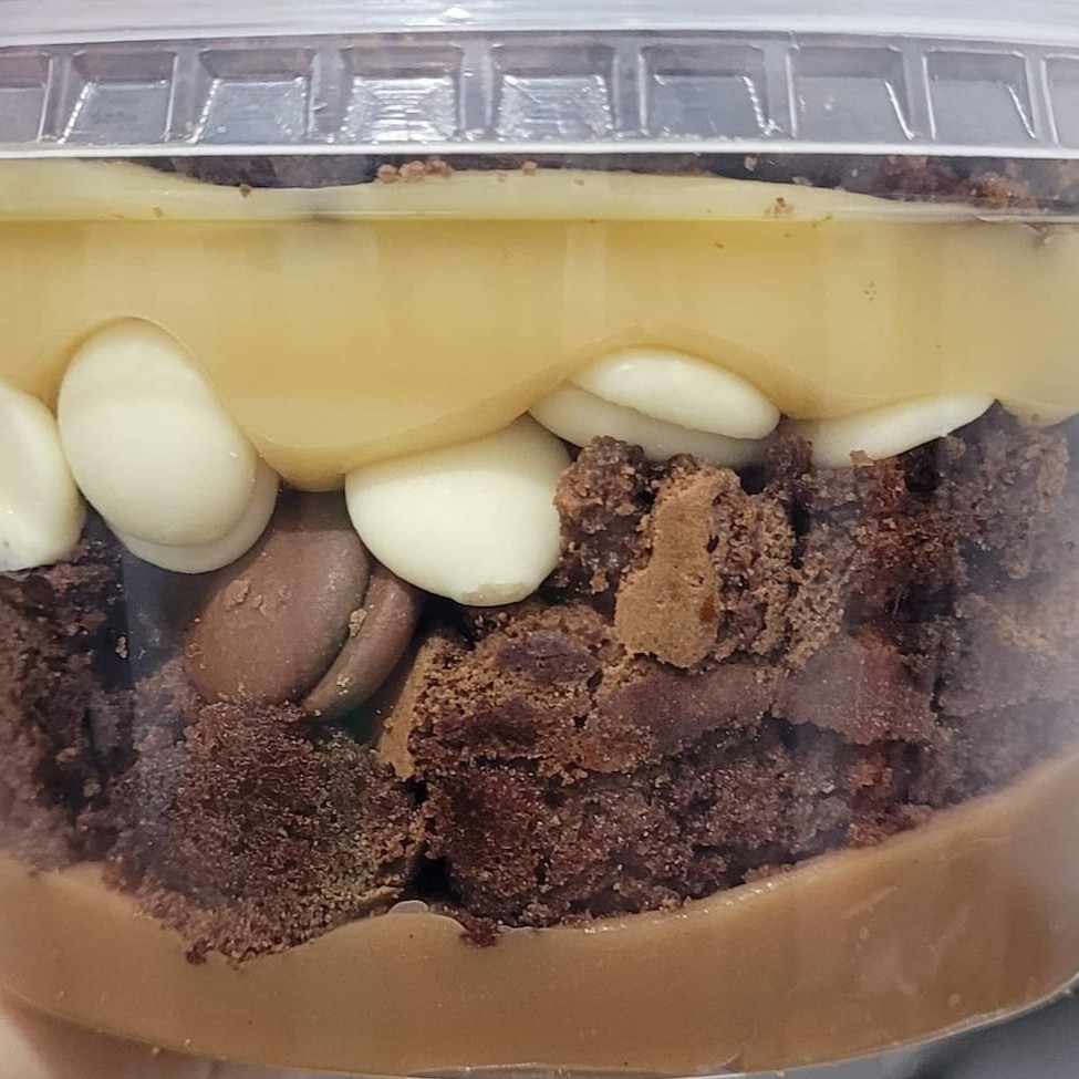 Aquele pote recheado de gostosura Nosso brigadeiro cremoso ao leite e branco, muitos pedaços de brownie chocolatudo e mix de gotas de chocolate.  Aproximadamente 250g