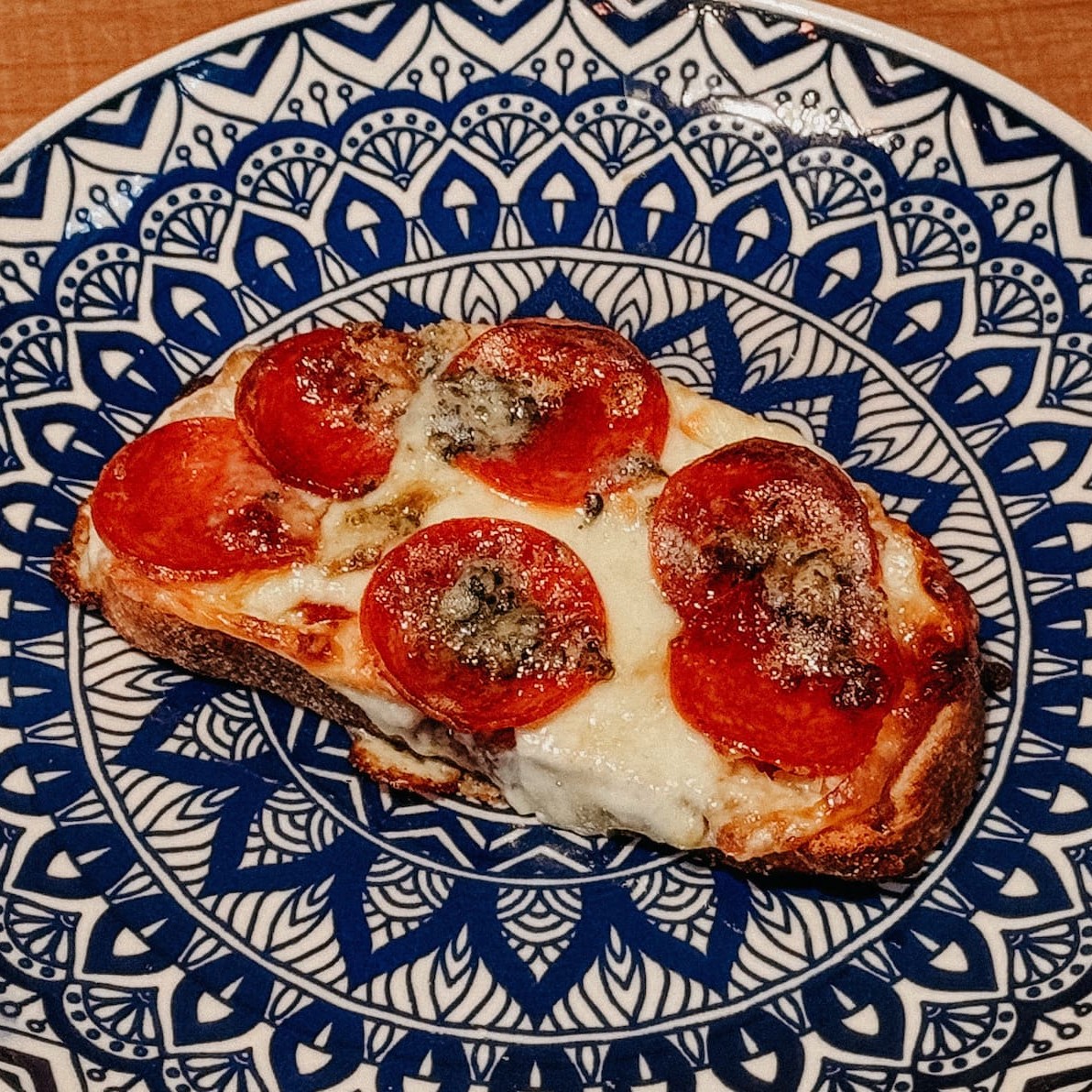 Feita no pão de fermentação natural, finalizada no forno!  Mussarela, gorgonzola, pepperoni e rapadura