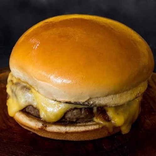 Pão de hambúrguer ou pão francês, carne tradicional e 2 fatias de queijo prato
