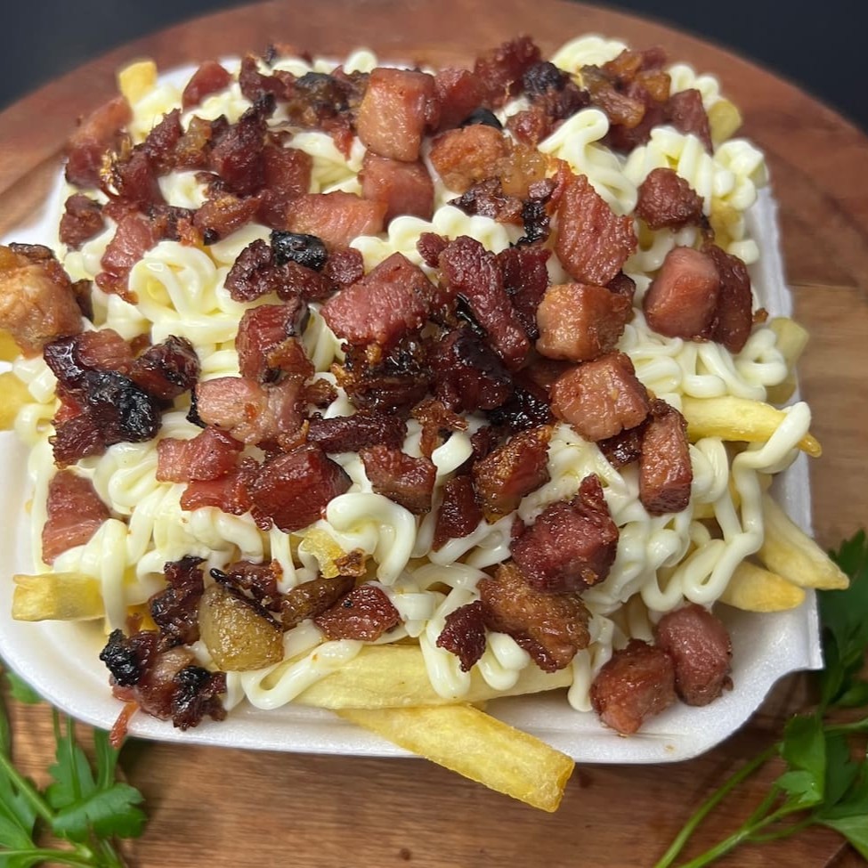 Porção para 2 pessoas:batata frita com Catupiry(Latco, crioulo) e bacon. Saches de Molhos grátis (ketchup e maionese da casa)