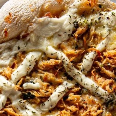 Massa longa fermentação, frango desfiado, finalizada com requeijão cremoso.