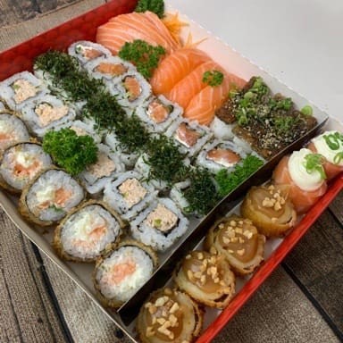 4 sashimi de salmão, 2 joy iladelfia, 3 sushi skin, 3 sushi salmão, 6 uaramaki skin, 6 uramaki boston, 6 uramaki filadelfia, 6 hot filadelfia. E uma sobremesa !!                #sashimi #sushi