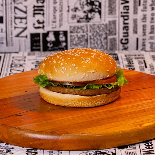 Hambúrguer + Batata pequena + refri lata 350ml  Pão, carne e salada