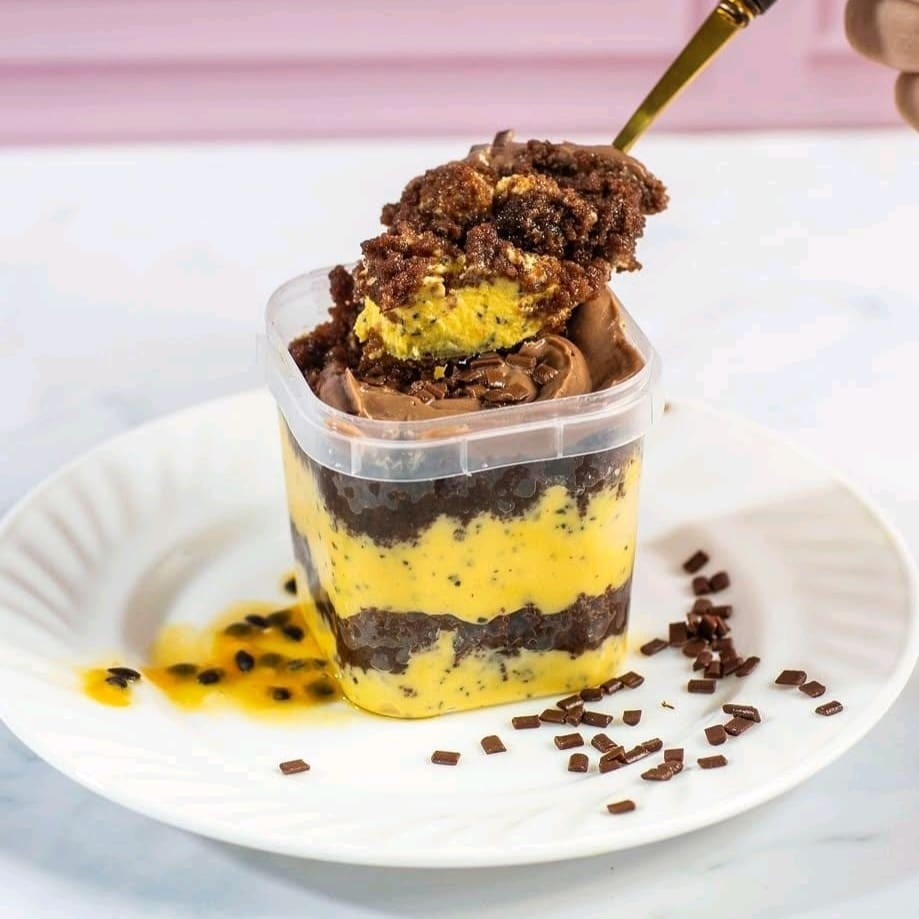 Massa de chocolate molhadinha, recheio de mousse de maracujá cremoso, finalizado com granulado de chocolate nobre.