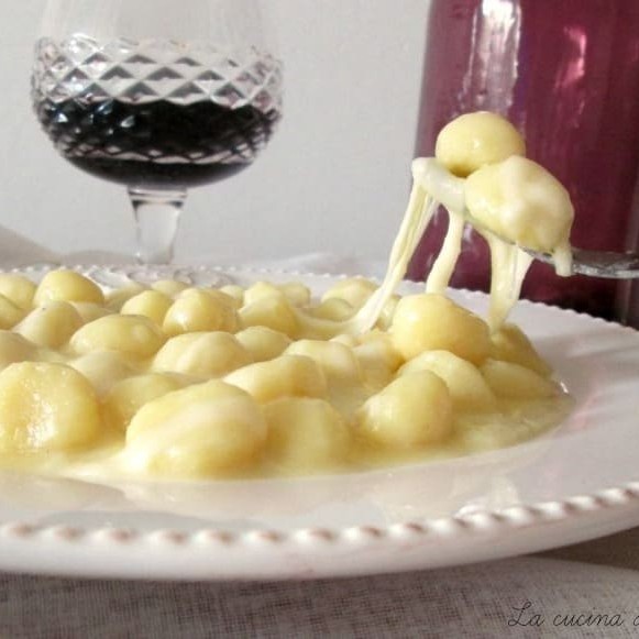 Nosso Nhoque ao Molho de Queijo é uma delícia absoluta! Esta massa artesanal de batata, é coberta com um rico e cremoso molho de queijo de primeira qualidade. Possui uma textura irresistivelmente macia que derrete na boca e um sabor delicado, mas profundamente satisfatório. Este prato é um verdadeiro deleite para os amantes de massas e queijo. É uma harmonia perfeita entre simplicidade e sofisticação, onde cada ingrediente é valorizado. Garantimos que este prato proporcionará uma experiência culinária inesquecível!