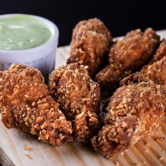 06 unidades de drumete fritos empanados com especiarias