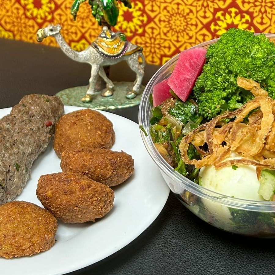 Bowl : Escolha 1 proteína + 5 Acompanhamentos  Kafta de Carne - Kafta de Frango - Kafta de Cordeiro - 4 un. De Falafel (01 opção)  5 Complementos para você escolher  *Imagem Ilustrativa ( Produtos Original Camelos )  #tags: saudável - comida árabe raiz - feita por árabes