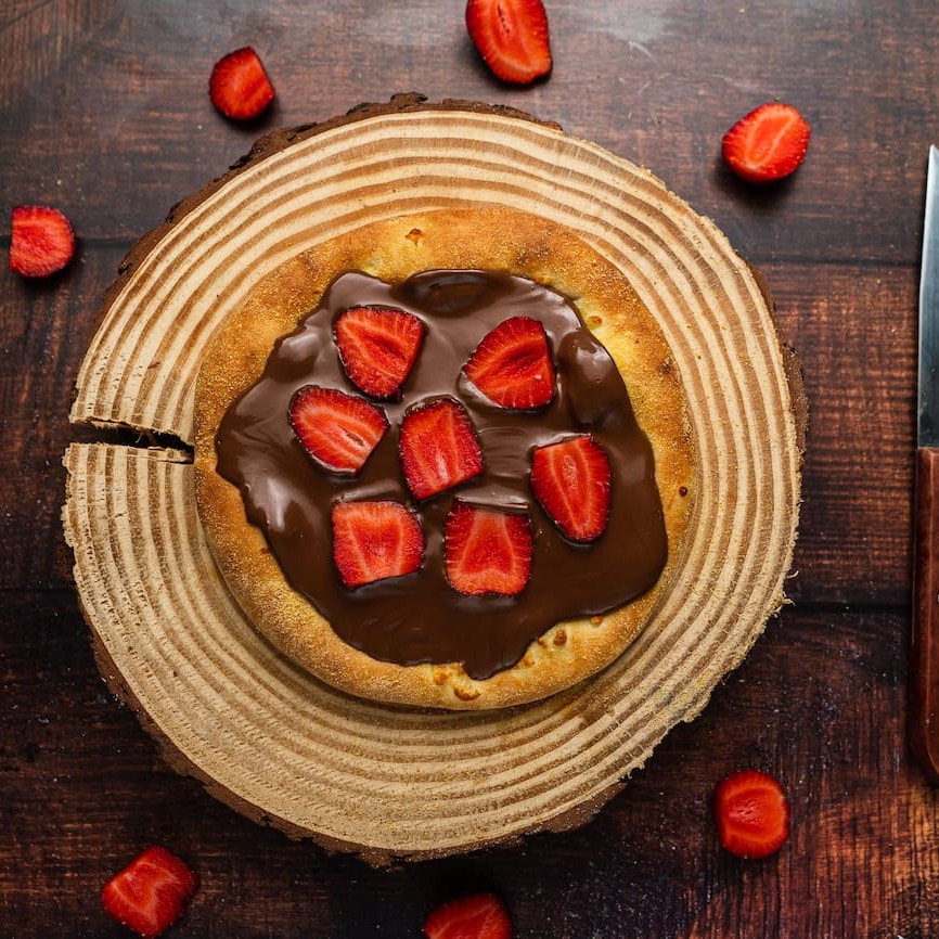 Queijo muçarela,morango e chocolate ao leite. Tamanho: 20 cm.