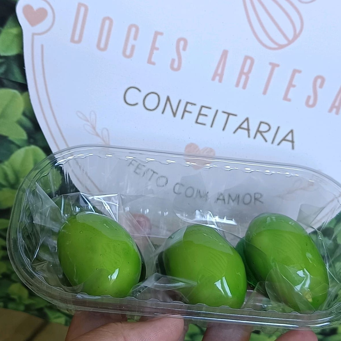 Uva do Amor — Delicadeza em cada mordida! Uma suculenta uva envolvida com brigadeiro de Ninho cremoso e finalizada com uma calda de caramelo verde que encanta os olhos e o paladar. Uma explosão de sabor em um docinho irresistível!