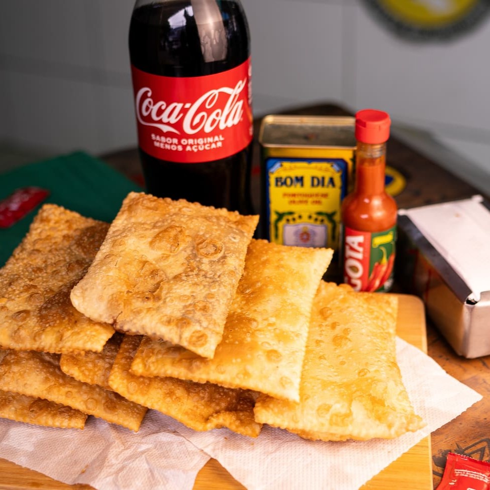 Chegou a hora de reunir a família e compartilhar momentos mais que especiais!   Leve agora:   04 Pastéis Tradicionais a sua escolha 04 Pastéis de Chocolate 19cm cada 01 Coca Cola 1,5l bem geladinha  Aproveite para curtir bons momentos!