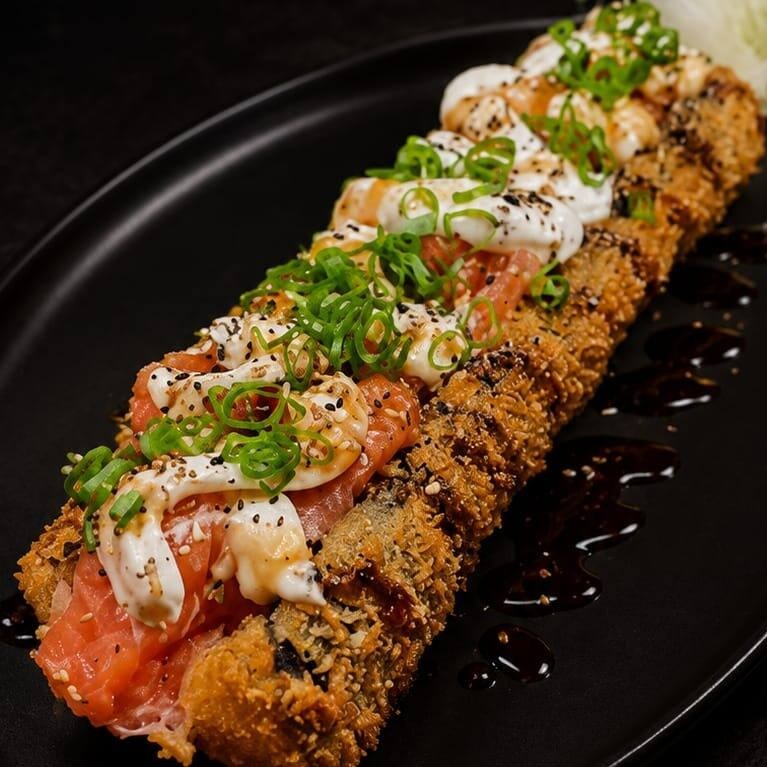 Roll de arroz temperado, com o recheio de Salmão fresco, cream chesse e o tempero do chefe, finalizado com teriaky artesanal, cebolinha,gergelim e um toque do nosso crispy de alho poró