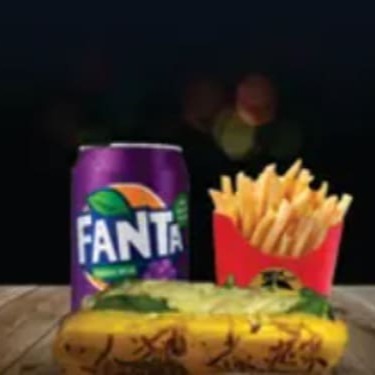 Pão, parmesão, salsicha ou linguiça, tomate, cebola caramelizada, cream cheese, frango desfiado, muçarela gratinada, rúcula, batata p, refrigerante lata.