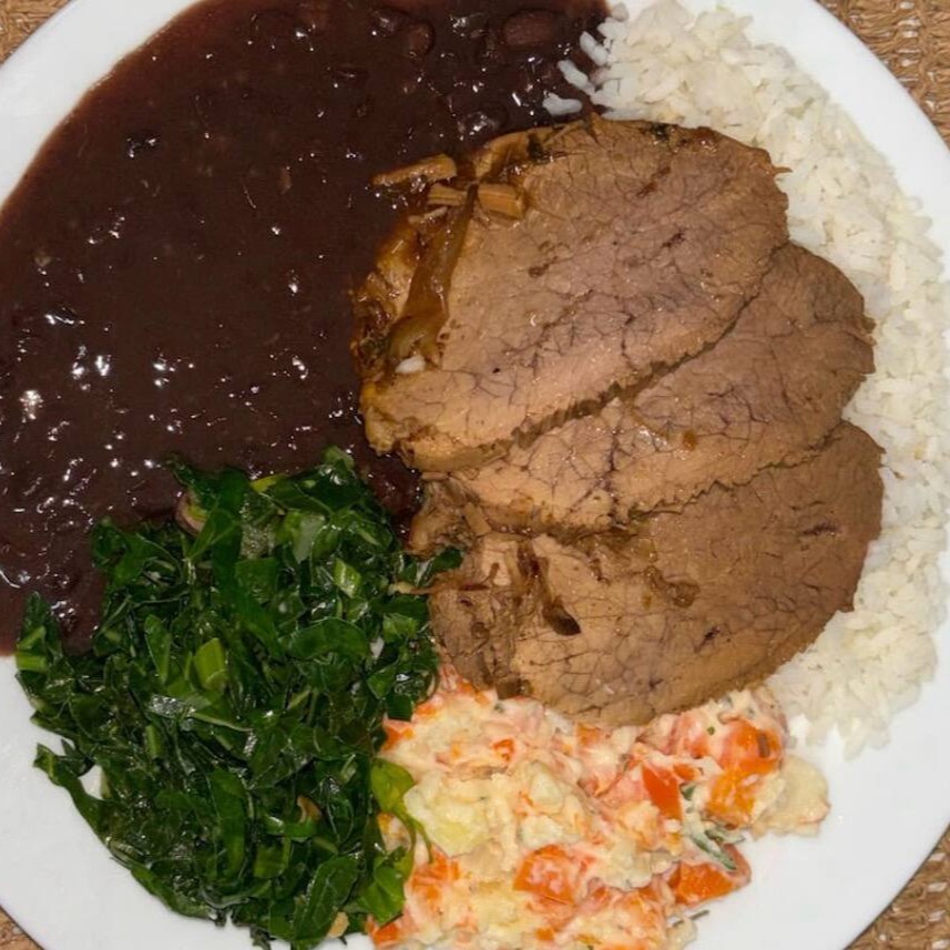 Acompanha arroz, feijão, maionese e couve à mineira.