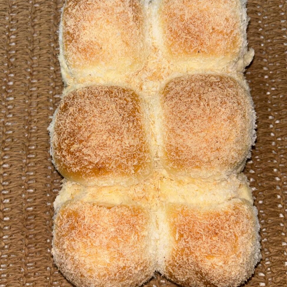 Pacote com 6 unidades de brioche, massa brioche com cobertura de coco ralado. Aproximadamente, 190 gramas