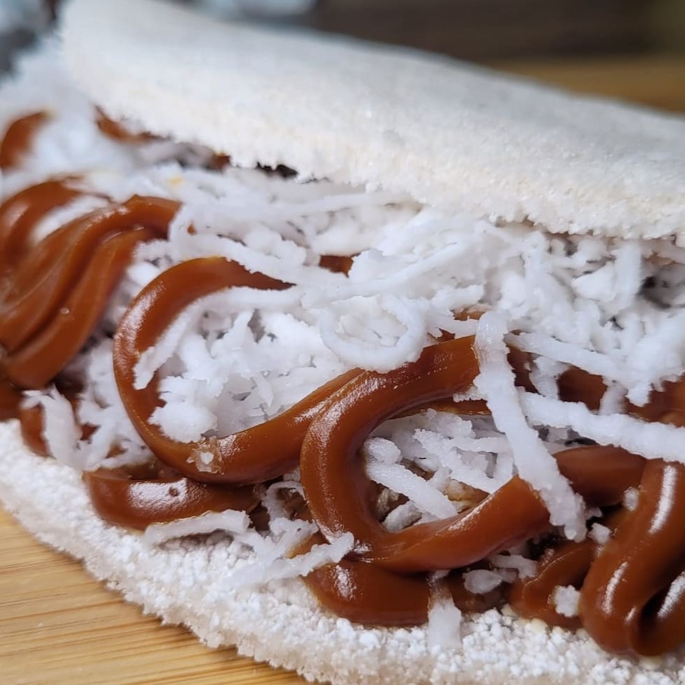 Goma de tapioca artesanal, coco fresco e um delicioso doce de leite cremoso. Nessa opção você escolher entre a goma de tapioca ou massa da crepioca.