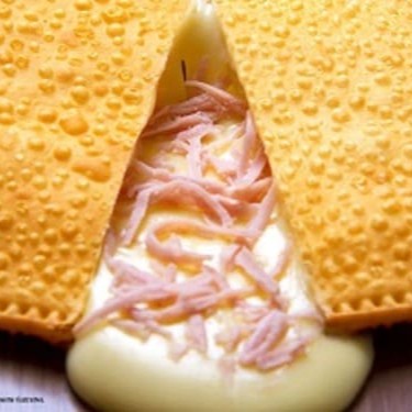 Massa frita de 22 cm recheada com delicioso recheio de queijo com presunto