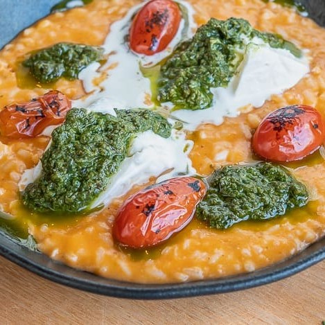 Risoto de tomate com tomates confit, burrata cremosa e molho pesto