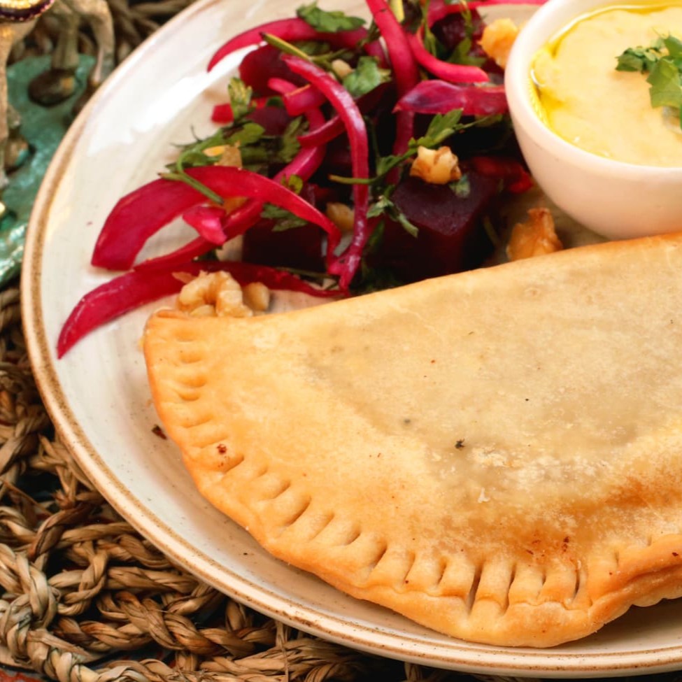 Pastel de Carne temperada com Azeitona fatiada , frito .  Salgado Árabe feito por Árabe