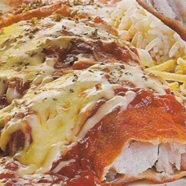 Filé de Peixe à milanesa, cobertos por uma camada de queijo e presunto e banhados por molho de tomate e uma pitada de orégano e alho frito  pra finalizar. Acompanha arroz e feijão. Escolha entre Fritas , Salada de legumes  ou Salada verde