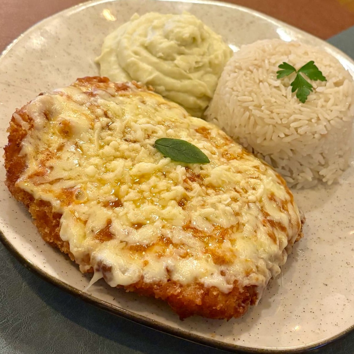 Filé de Frango com Queijo, molho de Tomate e Manjericão, Arroz e Purê de Batata