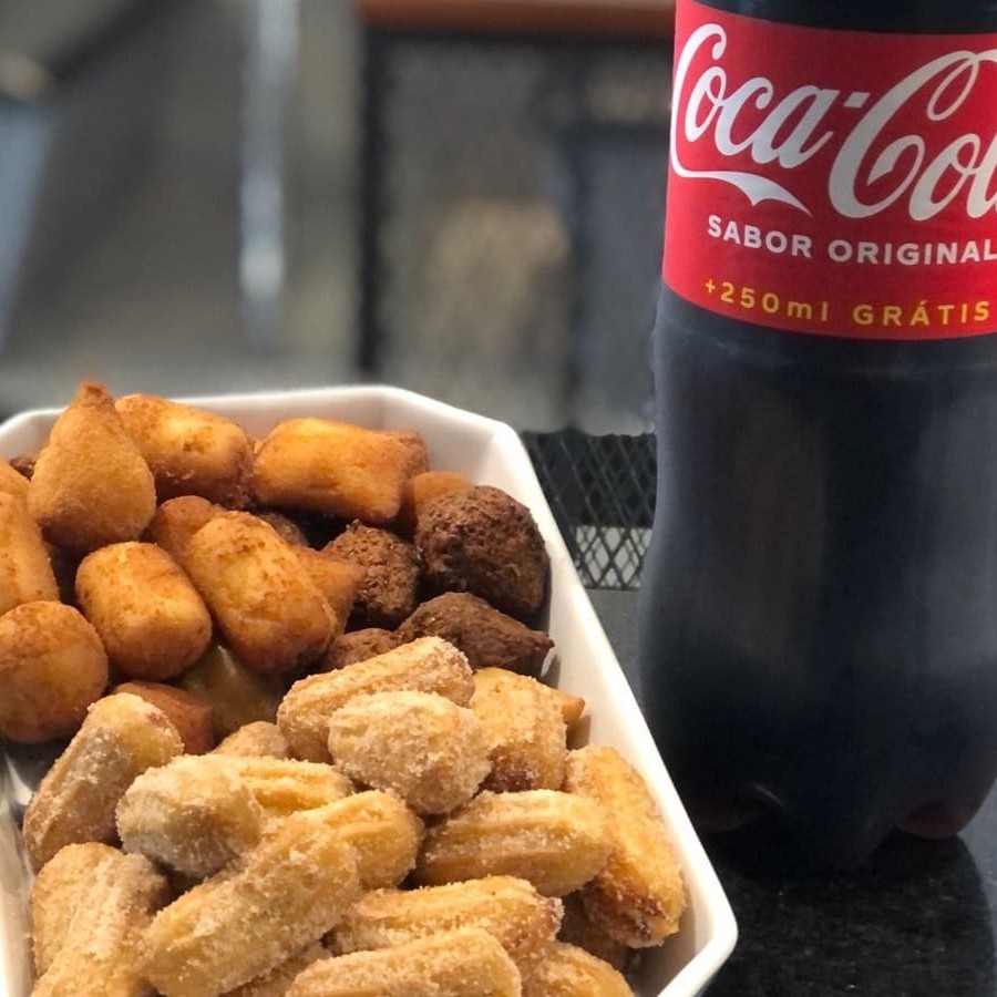 A delícia é certa! Pega esse combo: 25 salgadinhos + 25 churros + 1 coca de 2l. obs: somente 1 sabor de salgadinhos