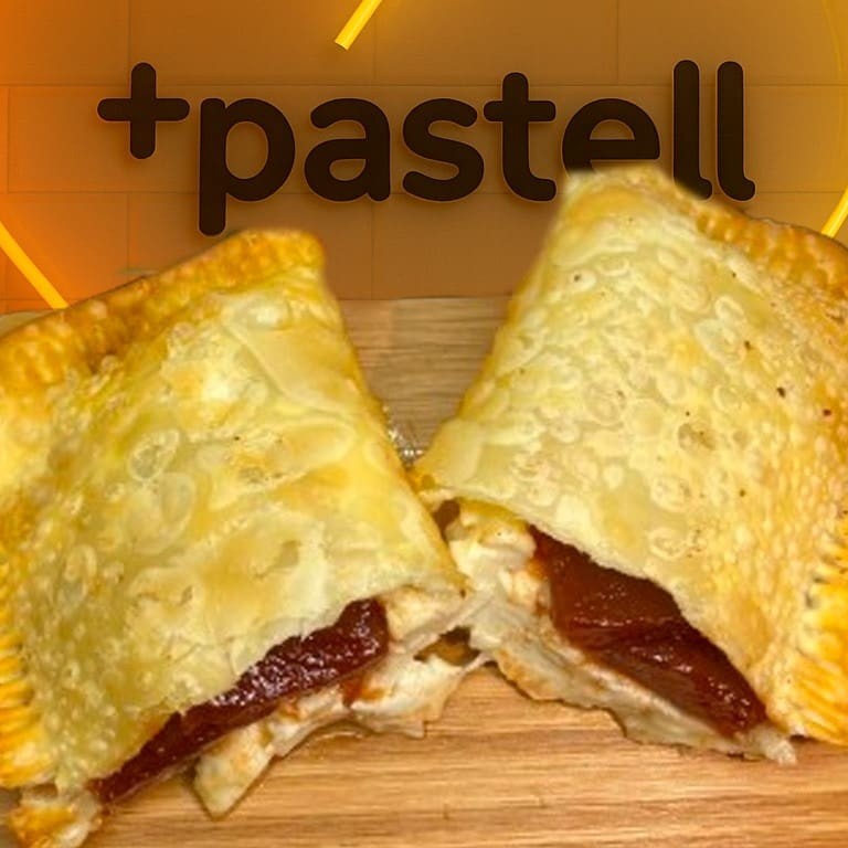 Delicioso pastel doce Romeu e Julieta, com uma massa de pastel de aproximadamente 15cm, sequinha e crocante. O recheio é generoso, feito de queijo minas e goiabada, proporcionando um sabor único e irresistível. Perfeito para quem ama combinar o doce com o salgado. Experimente essa delícia!