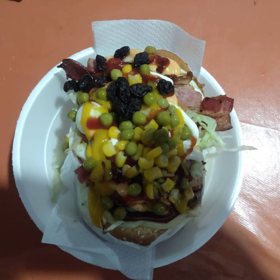 Nosso irresistível X-Bacon Trembão com pão fresquinho, suculenta carne, queijo derretido, presunto defumado, 2x+bacon crocante. Para uma textura extra, adicionamos batata palha crocante, milho e um delicioso molho cheddar e Catupiry uma porção de alface fresca e tomate suculento. Satisfaça o seu desejo de um Trembão completo e delicioso!