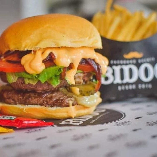 2 blend's de picanha de 200gr, queijo meio cura, cebola agridoce, picles, alface americana, tomates selecionados e molho secreto bidog.