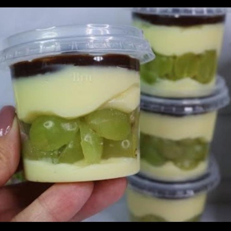 Creme branco com pedaços de biscoito Uva, coberto por uma ganache de chocolate ao leite. Uma explosão de sabor e textura, perfeita para os fãs de Uva!