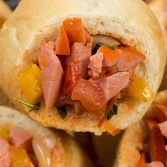 Ingredientes: Ovo/ Mortadela defumada e comum/ Queijo prato/ Presunto/ Peito de peru ! Tudo isso no pão francês.