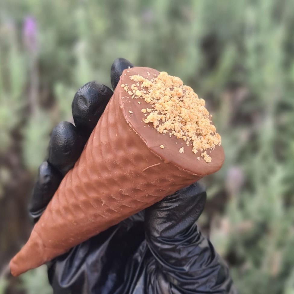 Maravilhoso cone banhado no chocolate, com um recheio super cremoso de brigadeiro de paçoca.