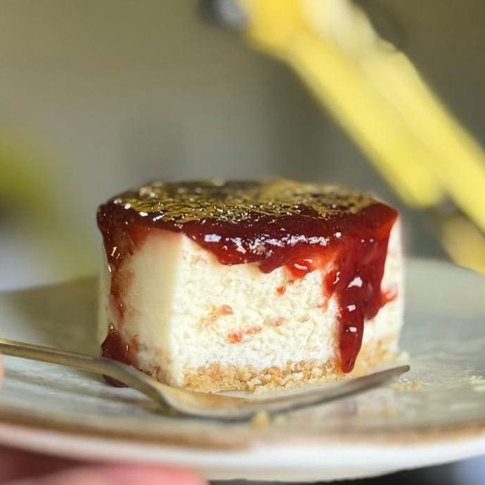 Deliciosa mousse de queijo cremoso coberta com geléia de morango.