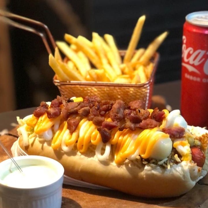 Hot dog( pão, salsicha ou linguiça, molho, ervilha, milho, queijo ralado, ovo de codorna, batata palha, ketchup, maionese, mostarda, cheddar, Catupiry e bacon) Batata frita P Refrigerante lata