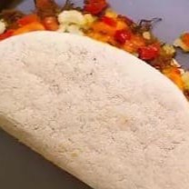 Goma de tapioca artesanal, carne seca desfiada e dessalgada ,requeijão cremoso, cheddar cremoso e cebola roxa.