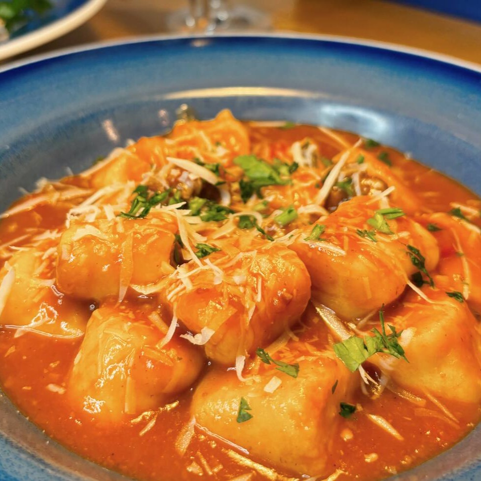 Experimente o verdadeiro sabor da Itália com nosso gnocchi artesanal, macio e fresco, acompanhado de um ragu de cordeiro. Uma combinação irresistível de sabores. Uma refeição que traz o aconchego e a autenticidade da cozinha italiana direto para o seu prato. Buon appetito!