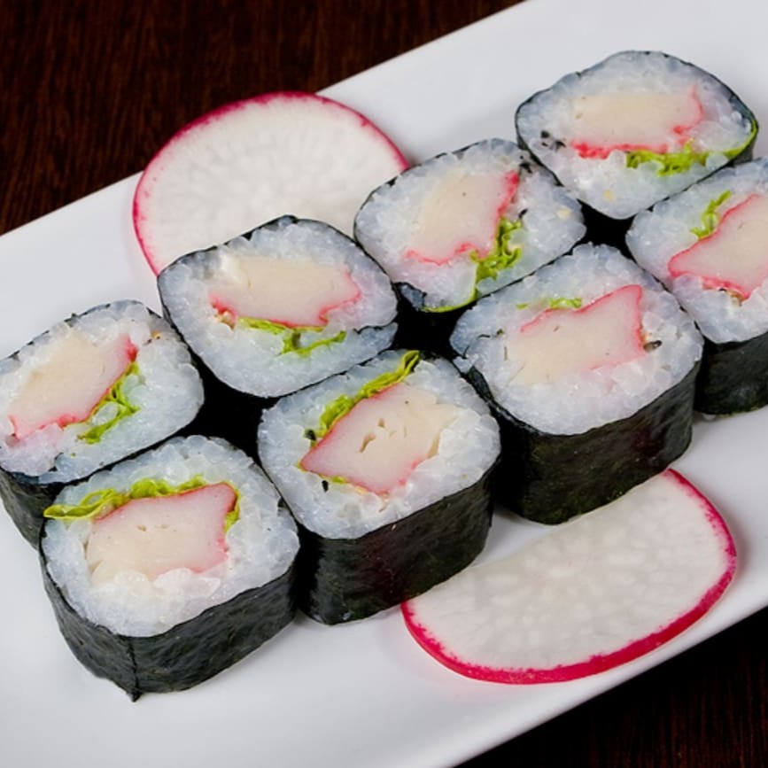 Alga, arroz, kani, gergelim e cebolinha