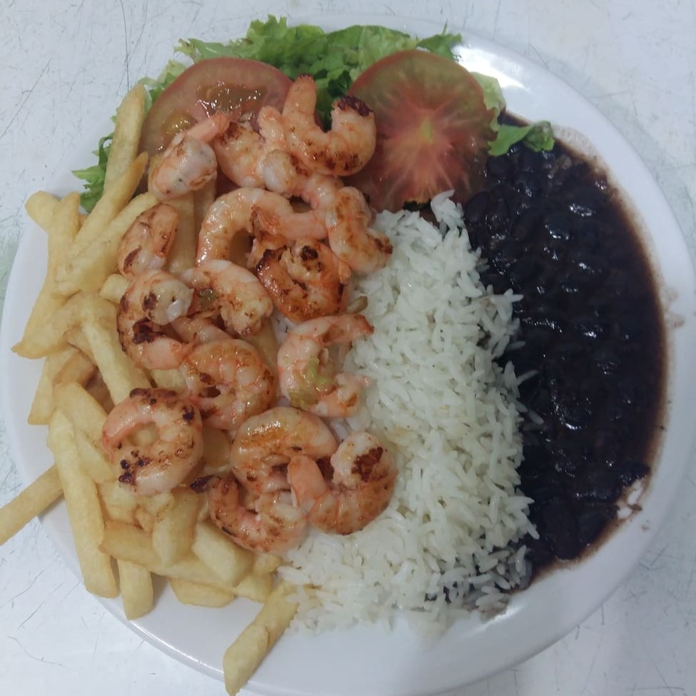 Salada, alface, tomate, batata-frita ou purê, arroz, feijão, filé de panga empanado com camarao na chapa