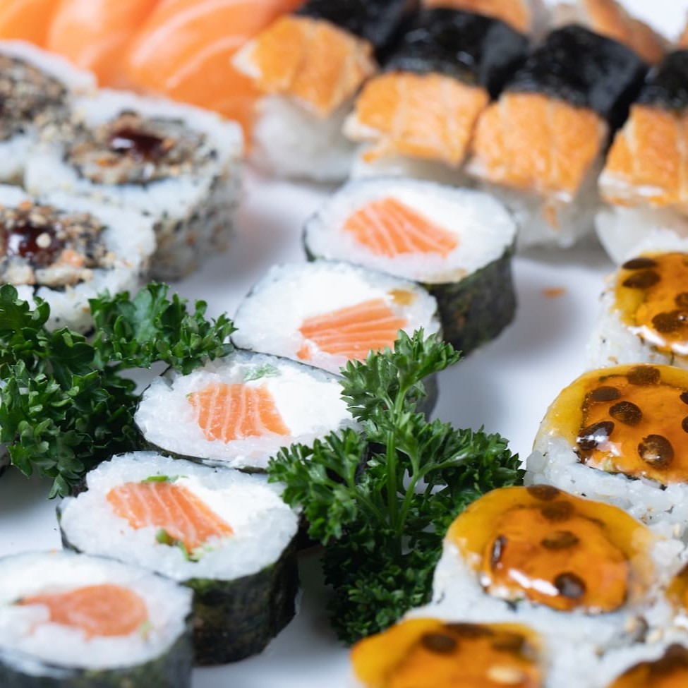 Opção 1 (15 peças): 2 niguiri skin + 3 niguiri salmão + 5 uramaki salmão crunch + 5 hossomaki skin  Opção 2 (35 peças): 4 niguiri skin + 6 niguiri salmão + 10 uramaki salmão crunch + 10 uramaki skin + 5 hossomaki filadélfia  (Imagem meramente ilustrativa)